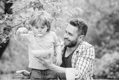 Aileden başka kimse yok. Sağlıklı yemek ve diyet. Süt ürünleri. Babalar günün kutlu olsun. Babasıyla küçük çocuk mısır gevreği yiyor. Sabah kahvaltısı. Vejetaryen diyeti. Baba oğul dışarıda yemek yiyorlar. Aile yemeği zamanı.