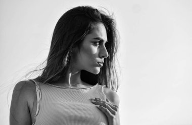 Şık ve seksi. Kız yaz doğasının tadını çıkarıyor. Güzel güneşli bir gün. Sağlıklı bir yaşam tarzı. Dışarıdaki seksi kız. Güzellik ve moda. Esmer saçlı ve makyajlı bir kadın. Güzel, genç, sağlıklı kadın.