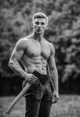 Vahşi doğada hayatta kalmak. Vahşilik seksidir. Güç ve güç kavramı. Seksi maço çıplak gövde. Yakışıklı, üstsüz, kaslı vücut. Ormanda kaslı bir atlet. Spor ve spor. Kas gücü.