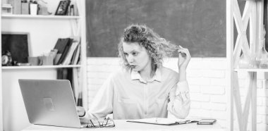 Üniversite hocası. Online eğitim. Serbest çalışan biri. Öğretmen kadın. Öğretmenler günü. Bilgisayarlı bilişim dersi. E-öğrenme konsepti. Modern teknoloji. Sınıfta Kız Çalışmaları İnternet 'te. Bilgisayarı olan öğrenci