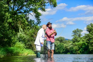 Balığı çıkarıyorum. Emekli baba ve sakallı olgun oğul. Balık avlama maceraları. Dost oltası ve ağlı adamlar. Sudaki mutlu balıkçılar. iş adamlarının hobisi. emeklilik balıkçılığı