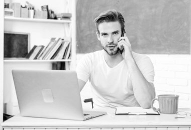 İş görüşmesi. Sınıfta çay fincanı taşıyan bir öğrenci. Adam not alır ve kahve içer. Üniversite hayatı. Okul öğretmeni bilgisayar ve telefon kullanır. Modern eğitim. Okula dönüyorum. Sabah çalışıyorum.