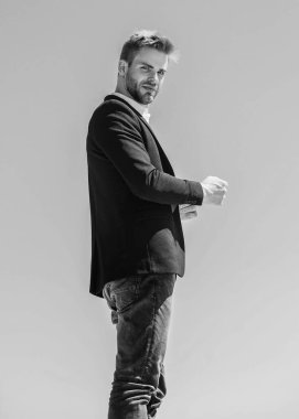 O bir patron. Kendine güvenen iş adamı Yakışıklı bir manken. Sakallı adam iş stili. resmi erkek modası. Modern yaşam tarzı. Başarı kavramı. Seksi maço adam. Erkek bakımı. Milyarder