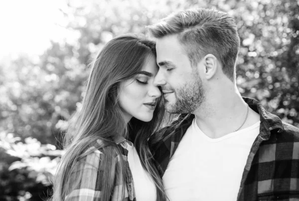 Nunca aburrido. pareja enamorada. Senderismo. pareja hipster al aire libre. fin de semana familiar. Una cita romántica. hombre y mujer en camisa a cuadros relajarse en el parque. San Valentín. camping de verano en bosque —  Fotos de Stock