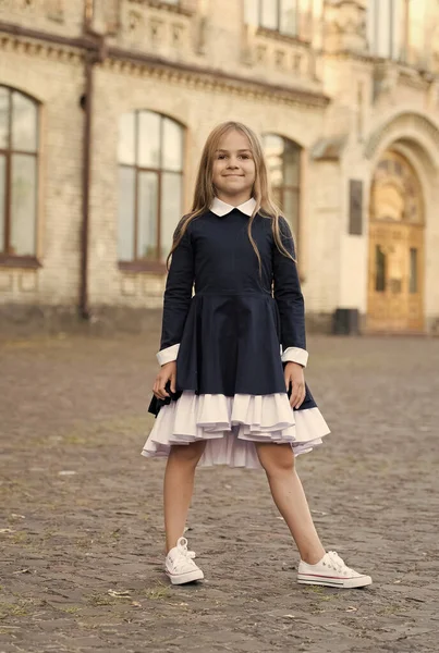 Criança adorável usar vestido elegante da escola com aparência formal no pátio da escola, uniforme — Fotografia de Stock