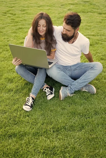 Açık havada dizüstü bilgisayarı olan kız ve hippi adam, web geliştirme konsepti. — Stok fotoğraf