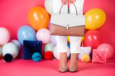 Güzel kıyafet. Kara Cuma alışverişi. Poşetli kadın ayakları. moda süslemesi.