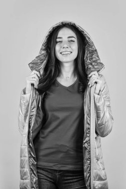 Gerçekten çok tatlı. Güzel yay ceketli güzel bir genç bayan. Moda fotoğrafı. Genç ve şık bir hanımın açık hava portresi. Model şık aksesuarlar ve elbiseler giyiyor. Şehir yaşam tarzı