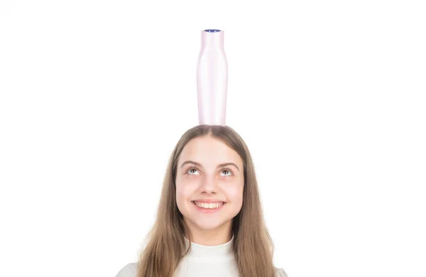 Felice teen girl presentando shampoo o balsamo per il corpo dei capelli bottiglia isolata su bianco, parrucchiere — Foto Stock