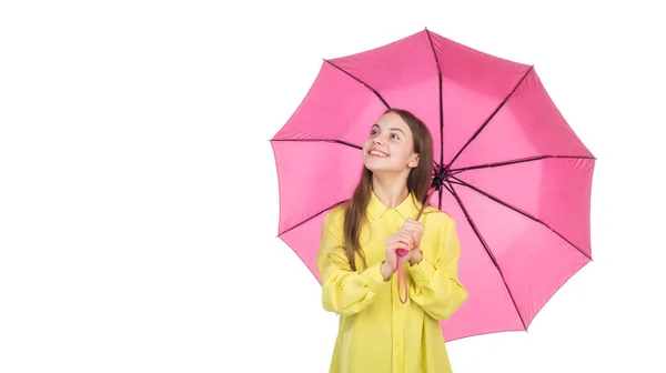 Autunno accessorio moda. felice ragazza elegante isolato su bianco. allegro adolescente bambino tenere ombrellone rosa. — Foto Stock