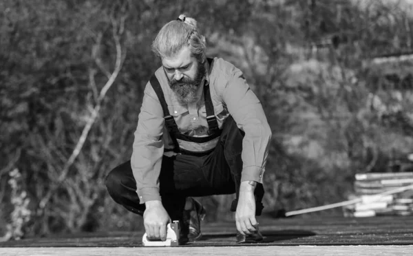 Roof Mechanic concept. Inspect repair and replace. Assemble temporary equipment or structures. Structural sheathing. Fix or build. Roofer repair roof. Roof installation. Bearded man work outdoor — Stock Photo, Image