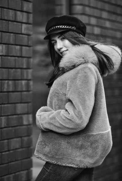 Winterkleren. Blijf warm en modieus. Een glamoureuze dame. Vrouw draagt een harige jas. Mode zo uniek als jij bent. Roze schapenvacht. Mooie chique jas. Natuurlijke wol schapenvacht. Vouw op de motorkap — Stockfoto