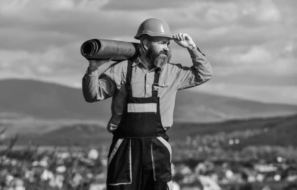 Instalación de techo. Hombre duro sombrero de trabajo paisaje al aire libre fondo. Construyendo casa. Aplicar recubrimientos plásticos membranas de fibra de vidrio o fieltro sobre techos inclinados antes de aplicar tejas. Techo de reparación Roofer —  Fotos de Stock