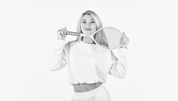 여름 활동. 건강을 위한 스포츠. 소녀는 손에 테니스 라켓을 쥐고 있다. 건강 한 여자. 플레이 게임. 테니스 클럽 컨셉이야. 활동적 인 여가 활동 과 취미 활동. 테니스 스포츠와 오락. 테니스치는 소녀 — 스톡 사진