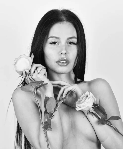 Gyógykezelések bőrfiatalításra. szexi meztelen nő tart rózsa virág. lágy és gyengéd. egészséges nő tartja rózsa szirmok. szexi meztelen gyönyörű nő virágokkal. szerelem és romantika — Stock Fotó