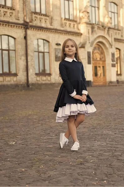 Su placer de elegancia. Lindo niño llevar uniforme al aire libre. De vuelta a la moda escolar. Mirada de moda de niña pequeña. Código de vestimenta escolar. 1 de septiembre. Educación formal. Belleza cerebral de pies a cabeza —  Fotos de Stock