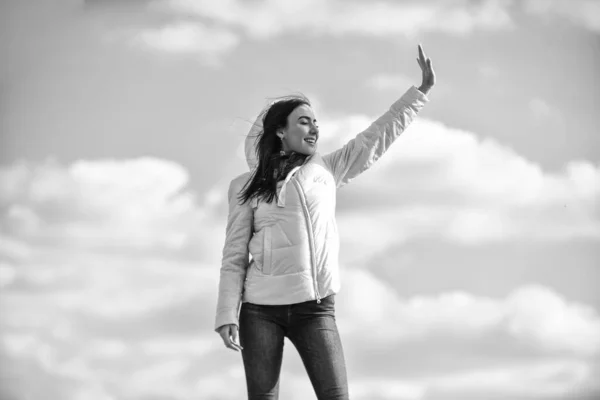 Ambicioso y hermoso. Libertad y expectativa. Belleza y moda, mira. concepto de soledad. chica azul cielo fondo. mujer en pose de modelo al aire libre. Siéntete libre. mujer disfrutando del tiempo al aire libre —  Fotos de Stock