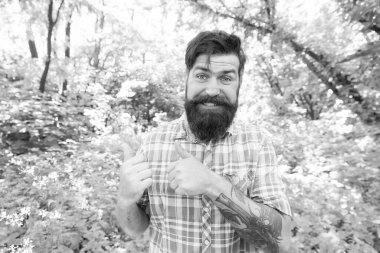 Mutlu bir hayat yaşıyorum. Mutlu hipster, doğal manzara üzerinde olumlu jest yapıyor. Uzun bıyıklı, sakallı, mutlu yüzlü duygusal adam. Sakallı, mutlu ve yaz tarzında bir adam.