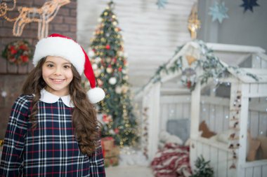 Yeni yıla hoş geldin. Mutlu kız Noel 'i ve yeni yılı kutluyor. Noel Baba bakışlı küçük bir çocuk. Yeni yıl partisi. Mutlu noeller. Mutlu yıllar. Tatil sezonu. Bayram kutlamaları