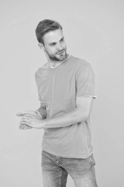 Beni gerçekten etkiliyorsun. Maço erkek karizmatik görünümü. Adam seksi ve şık kıllı. Yakışıklı, tıraşsız bir adam. Seksi adam sarı arka plan. Erkek berber bakımı. Yaz erkek modası. Saç ve sakal bakımı