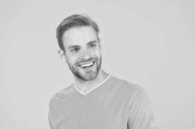 İstediğim kadar mutluyum. Sadece mutluluğu hisset. Yakışıklı adamın keyfi yerinde. Erkek yüz bakımı. Kusursuz bir görünüm. Seksi sakallı adam sarı arka plan. Tıraşsız adam pozitifliğini ifade eder. Süslü tüyleri var.