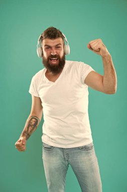 Çevredeki en hareketli ve en sıcak yerler olduğunu düşündüğümüz akış alanları. Bedava online müzik kaynakları farklı özellikler. Müzik şeması. Sakallı hippi müzik dinliyor. Yakışıklı müzik aşığı. Kulaklıklı adam.