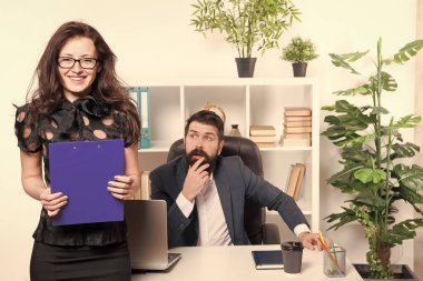 İş raporu. Başarılı iş ekibi. Erkek ve çekici kadın. Müdür ve CEO pozisyonu. İş adamı sekreteri. Ofiste çalışan iş çifti. İş ve kariyer. Ofisteki çift