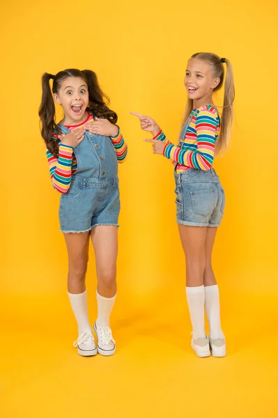 Melhores amigos. Moda moderna. Moda infantil. Meninas vestindo roupas de arco-íris. Felicidade. Cabelo comprido. Crianças bonitos mesmas roupas se comunicando. Elegante e chique. Miúdos emocionais. Loja de moda — Fotografia de Stock