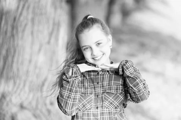 Emotionele kind natuur achtergrond. Kinderopvang. Vakantie tijd om te ontspannen. Positieve emoties. Klein meisje ontspannen in het park. Klein kind geniet van wandelen park. Weekend tijd. Meisje zorgeloos kind. Zomervakantie — Stockfoto