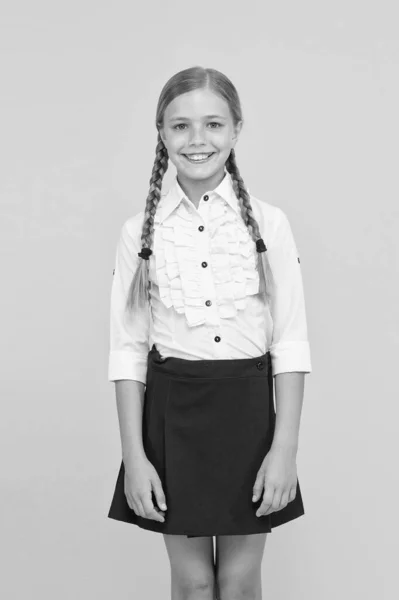 Celebre o dia do conhecimento. A aluna adora a escola. Aluna emocional. Hora de Setembro para estudar. Menina pupila adorável no fundo amarelo. Uniforme escolar e moda. De volta à escola — Fotografia de Stock