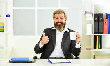 Aramıza hoş geldin. Coronavirüs karantinadayken uzak çalışma. Olgun öğretmen. İş odaklı iş adamı. Resmi ceketli sakallı adam masada oturuyor. Patron iş yerinde. modern ofis hayatı