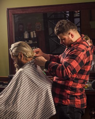 Kuaförde hippi tıraşlı bir adam. Sakal ve bıyık. Berber dükkanında profesyonel kuaför. Şık erkek sakalı portresi. Tıraş. Berber dükkanındaki kuaför. Vahşi sakallı erkek.