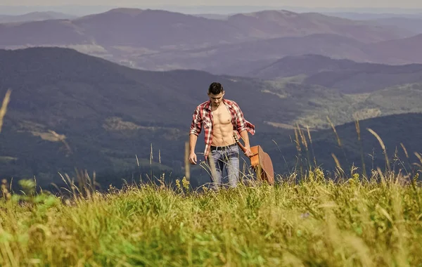 Conquista los picos. Hombre excursionista con guitarra caminando en la cima de la montaña. Guy excursionista disfrutar de la naturaleza pura. Músico excursionista encontrar inspiración en las montañas. Un vagabundo despreocupado. Amplias extensiones. Senderista pacífico —  Fotos de Stock