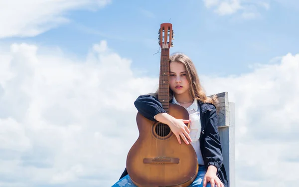 Schattig kind met akoestische gitaar outdoor, muziek — Stockfoto