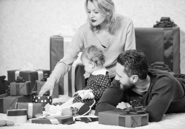 Sevgililer Günü. Kırmızı kutular. Mutlu bir aile ve hediye kutusu. Baba, anne ve kızı. Alışverişe. Boks günü. Aile içinde sevgi ve güven. Sakallı adam ve kadın ve küçük kız. Mutlu yıllar.