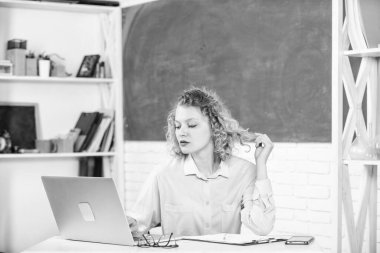 Öğretmenler günü. Zeki kadın eğitmen çevrimiçi çalışıyor. Zeki kız öğrenci. Eğitmen internette sörf yapıyor. Öğretmenler forumu desteği. Öğretmenler için çevrimiçi topluluk. İletişim sosyal ağları. Modern okul