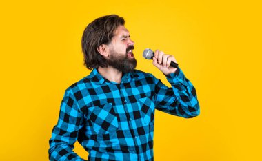 Rock yapmak için doğmuşum. Olgun şarkıcı şarkı söyler. Erkeklik ve karizma. Karaoke kulübünde eğleniyorum. Mikrofonlu sakallı hippi şarkıcı. Müzik konsepti. Vahşi bıyıklı yakışıklı adam.