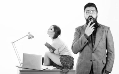 Bugün bir iş danışmanı bul. İşletme fakültesinde masa başında oturan seksi öğretmen şok oldu. Sexi koçu işini büyütmek için iş adamı çalıştırıyor. İş kursları sağlanıyor