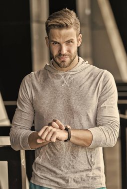 Fitness takibi. Pist mesafesi ve adımları. Antrenman izleme cihazı. Spor aletleri. En iyi skor. İzleme konsepti. Kalp atışlarını kontrol et. Atletik adam akıllı saati kontrol et. Yakışıklı sporcu dijital saat kullanıyor