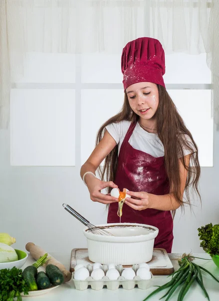 건강하고 유기적 인 제품 만으로 요리하는 어린 소녀 아침 식사 — 스톡 사진