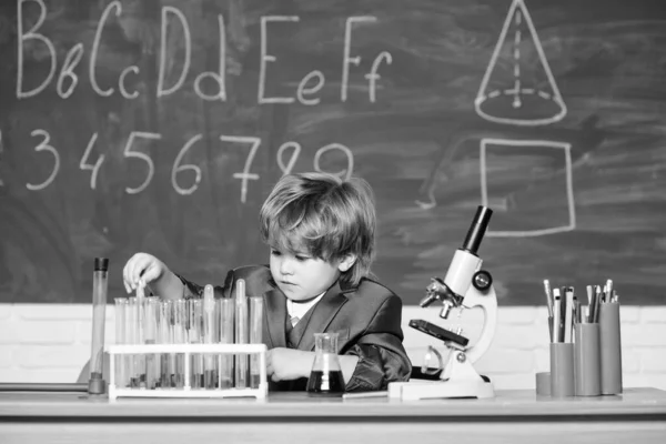 Microscopio en el laboratorio. estudiante hacer experimentos científicos con microscopio en el laboratorio. De vuelta a la escuela. Pupila mirando a través del microscopio. Un niño pequeño en el campamento de ciencias. Un niño pequeño usando microscopio. Mirando más de cerca — Foto de Stock