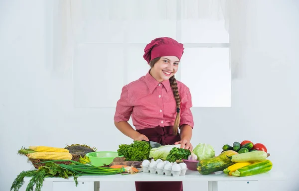 Lasst es uns kochen. Kind in Kochuniform. Kind in Kochmütze und Schürze. Mädchen in der Küche. — Stockfoto