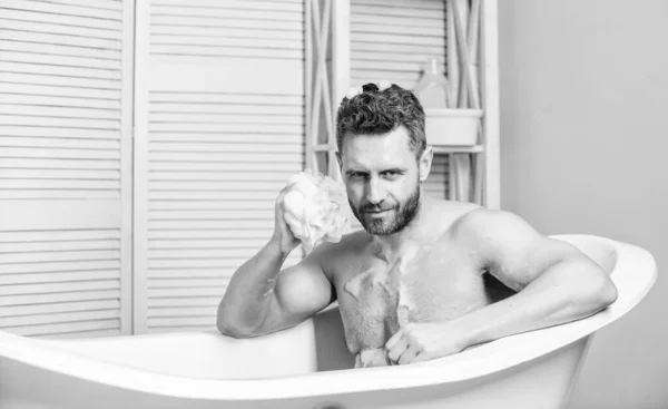 स्वच्छता और स्वास्थ्य। सुबह का स्नान। आदमी फोम स्पंज के साथ मांसपेशियों के शरीर को धोता है। माको आदमी स्नान में धो रहा है। इच्छा और परीक्षा। व्यक्तिगत देखभाल। सेक्सी आदमी में स्नानघर आकर्षक आदमी शॉवर ले रहा है — स्टॉक फ़ोटो, इमेज