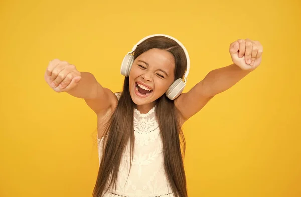 Agregar canción a la lista de reproducción. Escuchando música. Chica con auriculares. Concepto de tecnologías modernas. Niño feliz con auriculares. Concepto de audio. Los niños disfrutan de la música moderna. Comprar nuevo dispositivo de música. Pista favorita — Foto de Stock