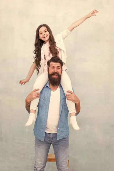 Feliz familia de barbudo hombre paseo pequeño hija niño en hombros, felicidad —  Fotos de Stock