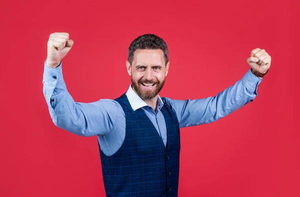 Celebrar el éxito. hombre de negocios barbudo feliz en traje. chico seguro de sí mismo con cerdas. — Foto de Stock