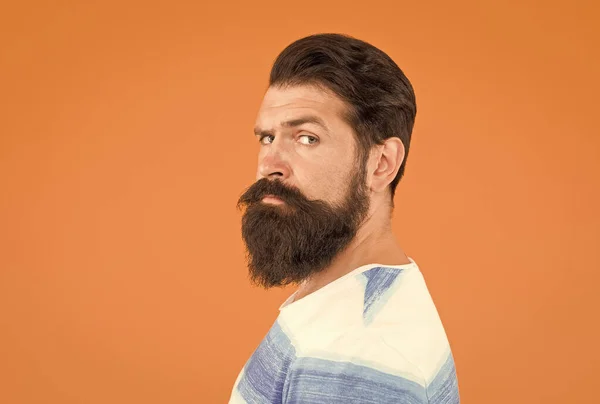 De quoi j'ai l'air. bel homme confiant a une coiffure parfaite. soins du visage masculin. portrait d'un homme barbu brutal. homme élégant sérieux avec moustache. pensée brutal barbu homme sur fond jaune — Photo