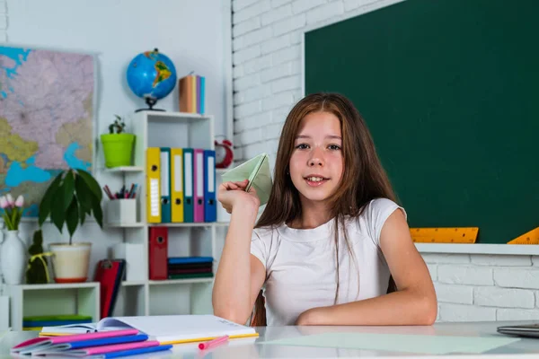 Una piccola pausa. istruzione formale e non formale. scolaretta a lezione. bambino tenere aereo di carta. — Foto Stock