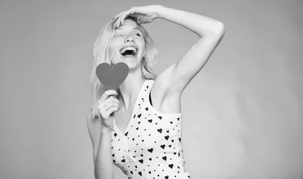 A celebrar o seu amor. mulher com coração decorativo. Encontro. Festa dos namorados. Amor e romance. Saudação romântica. As vendas do dia dos namorados. mulher feliz no fundo azul — Fotografia de Stock