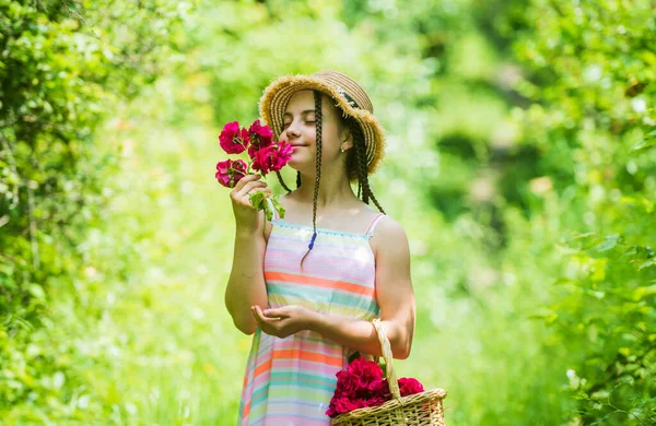 Nice smell. spring kid fashion. girl with rose flowers. green nature. gather flower bouquet — Stock Photo, Image